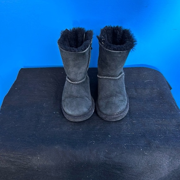 UGG Black Boots with Rear Bows Girl’s Size 10 Sheepskin Suede Winter - Picture 1 of 7